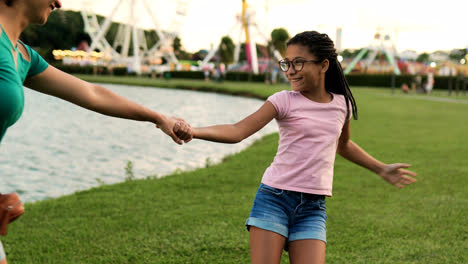 Familia-Feliz-En-El-Parque-El-Día-De-La-Madre